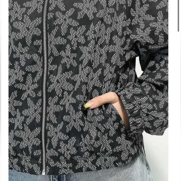 Nike Sportswear AOP Sport Daisy Black Jacket - Picture 4 of 6